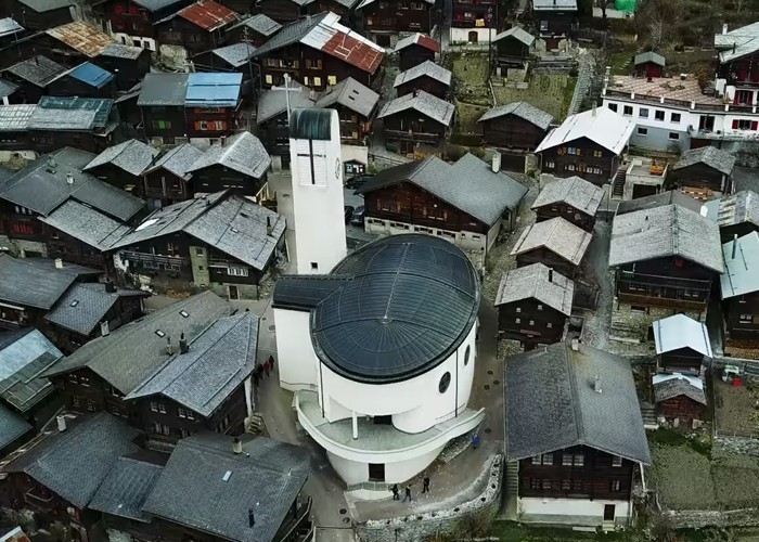 Αυτό το ορεινό χωριό στην Ελβετία βρήκε έναν τολμηρό τρόπο να ξεκινήσει την τοπική οικονομία