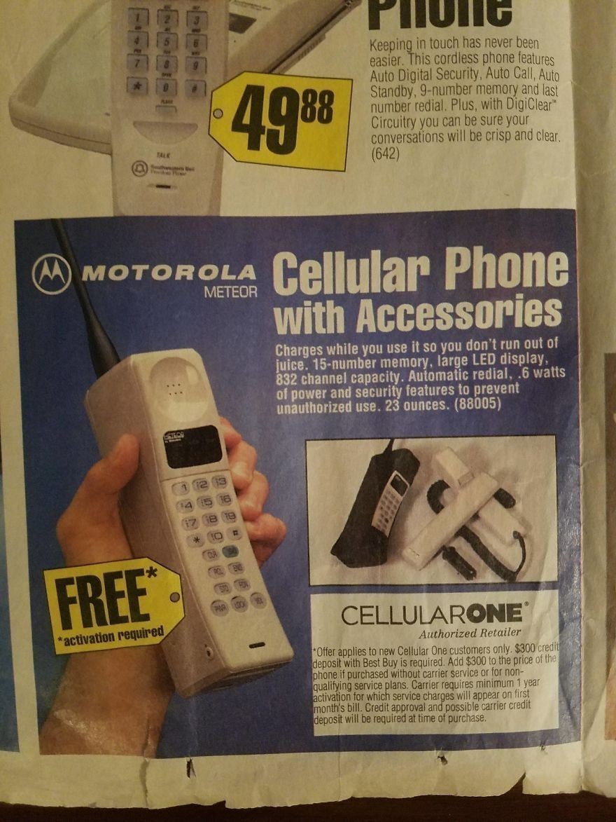 Ακόμα και τα κινητά τηλέφωνα της εποχής, που ήταν μόνο για κλήσεις δεν θυμίζουν τίποτα απ τα σημερινά!