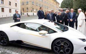 Η Lamborghini χάρισε στον Πάπα ειδικό μοντέλο αλλά το αρνήθηκε